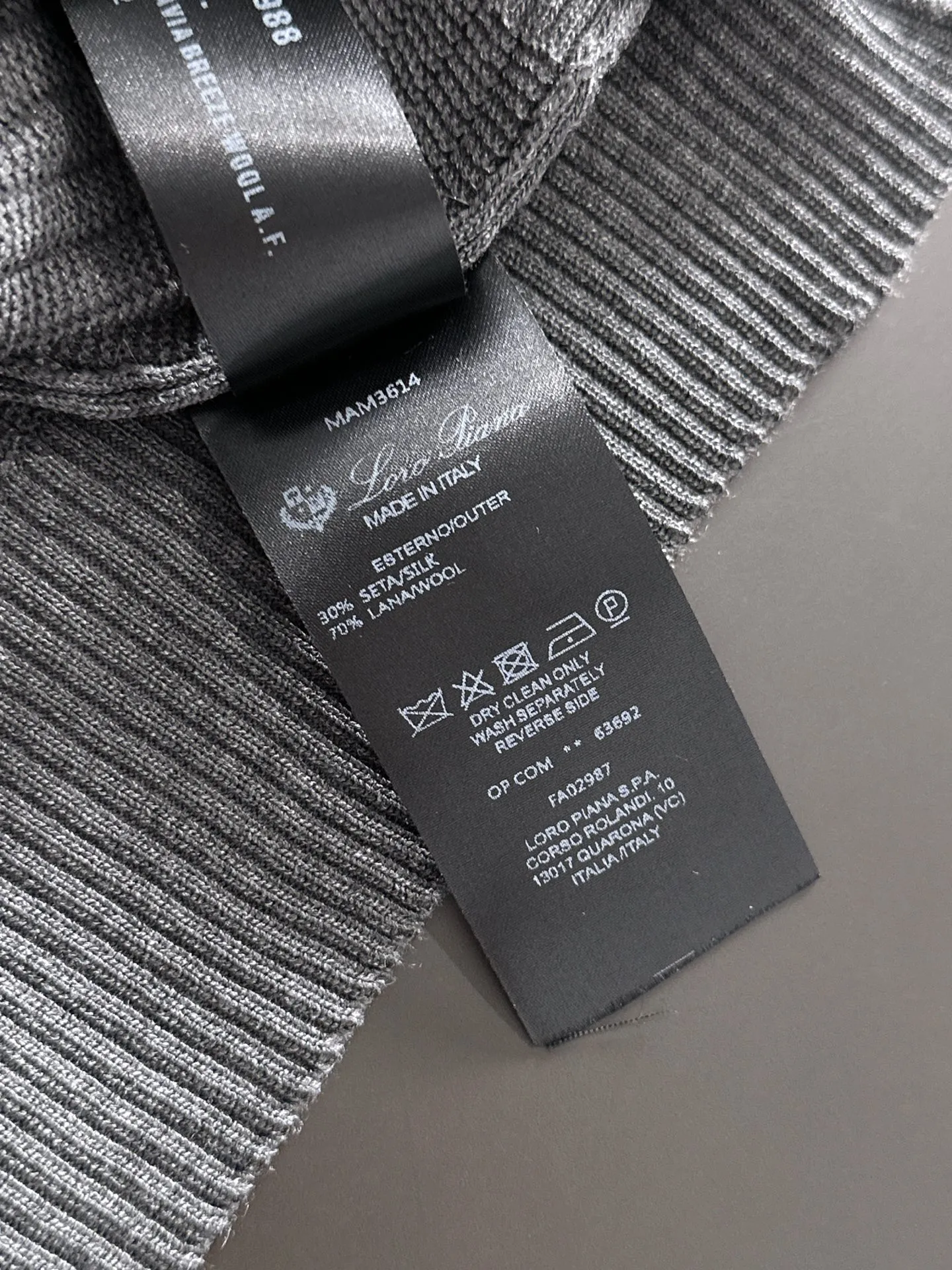 Next day shipment LP high quality Loro Piana 26ss New Arrival men's short-sleeved T-shirt Made of combed cotton yarn knitted cotton fabric, no pressure when entering and exiting the counter Exclusive control of raw materials It feels substantial when weighed, and the upper body is more textured than ordinary T-shirts. This texture can cope with the weather easily and is suitable for both hot and cold! Loose fit design, looks noble. The only correct version is available Size: M to XXXL